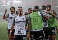 Atlético-MG atropela Flamengo no Maracanã e entra de vez na briga pelo Brasileirão