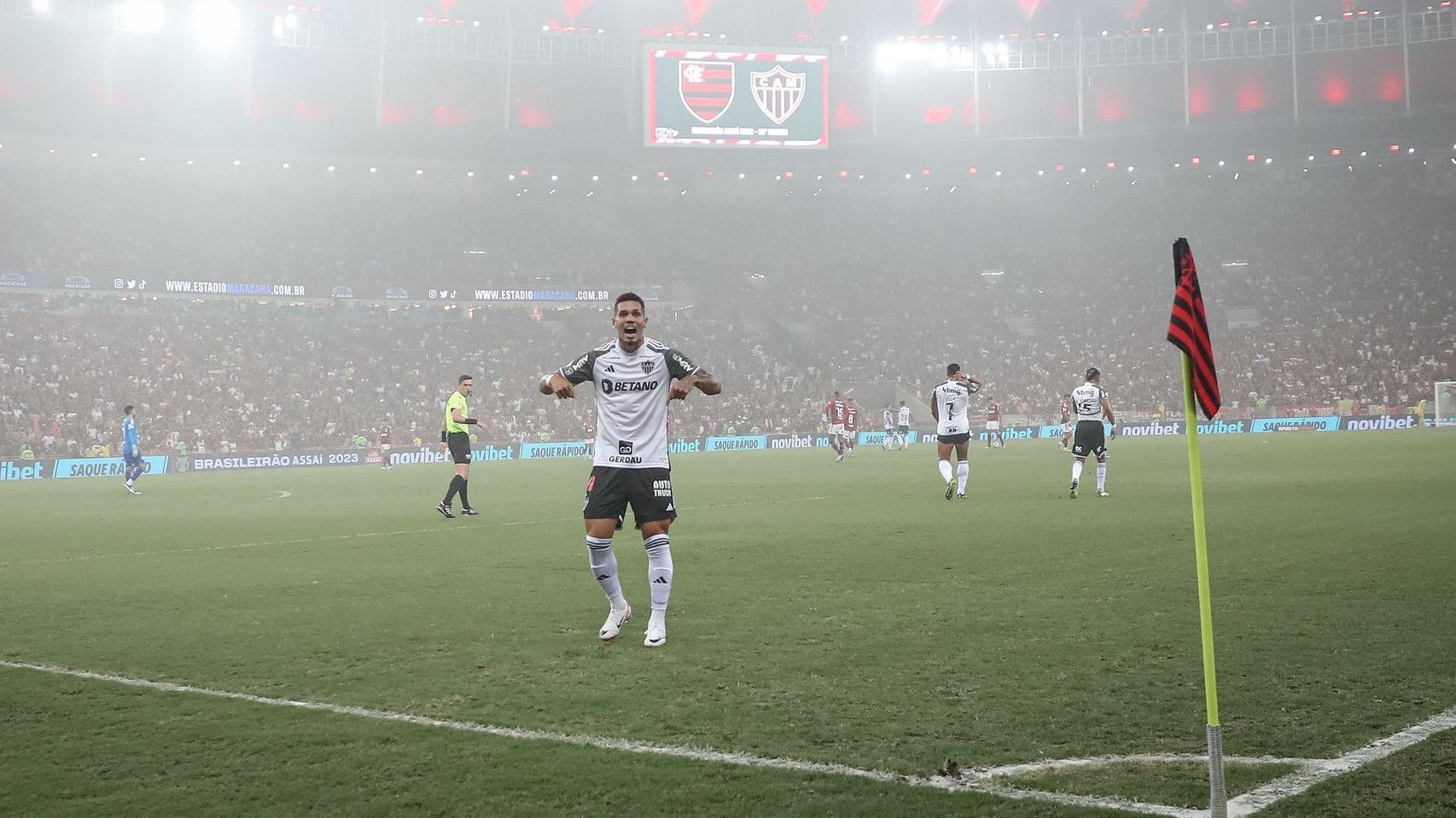 Paulinho aponta para o Maracanã e grita "aqui é minha casa" na vitória do Galo