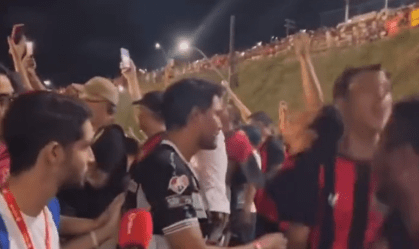 Vídeo: Ex-Vasco é furtado durante comemoração do Vitória na Série B