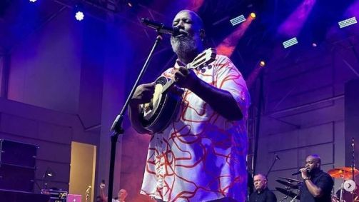 Péricles durante apresentação musical