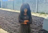 Mulher quebra recorde com peruca mais longa do que sete piscinas olímpicas