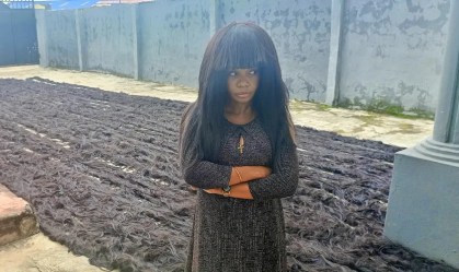 Helen Williams, fotografada com sua peruca recorde