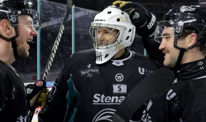 Petr Cech estreia como goleiro de hóquei no gelo profissional