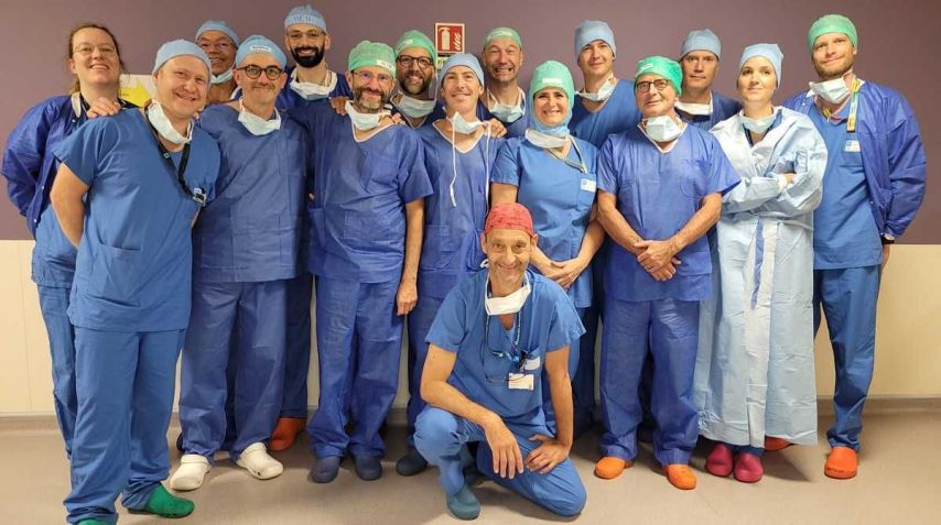Equipe de cirurgiões responsávele pela cirurgia de transplante de laringe que durou mais de 27 horas, na França. / Hospices Civils de Lyon