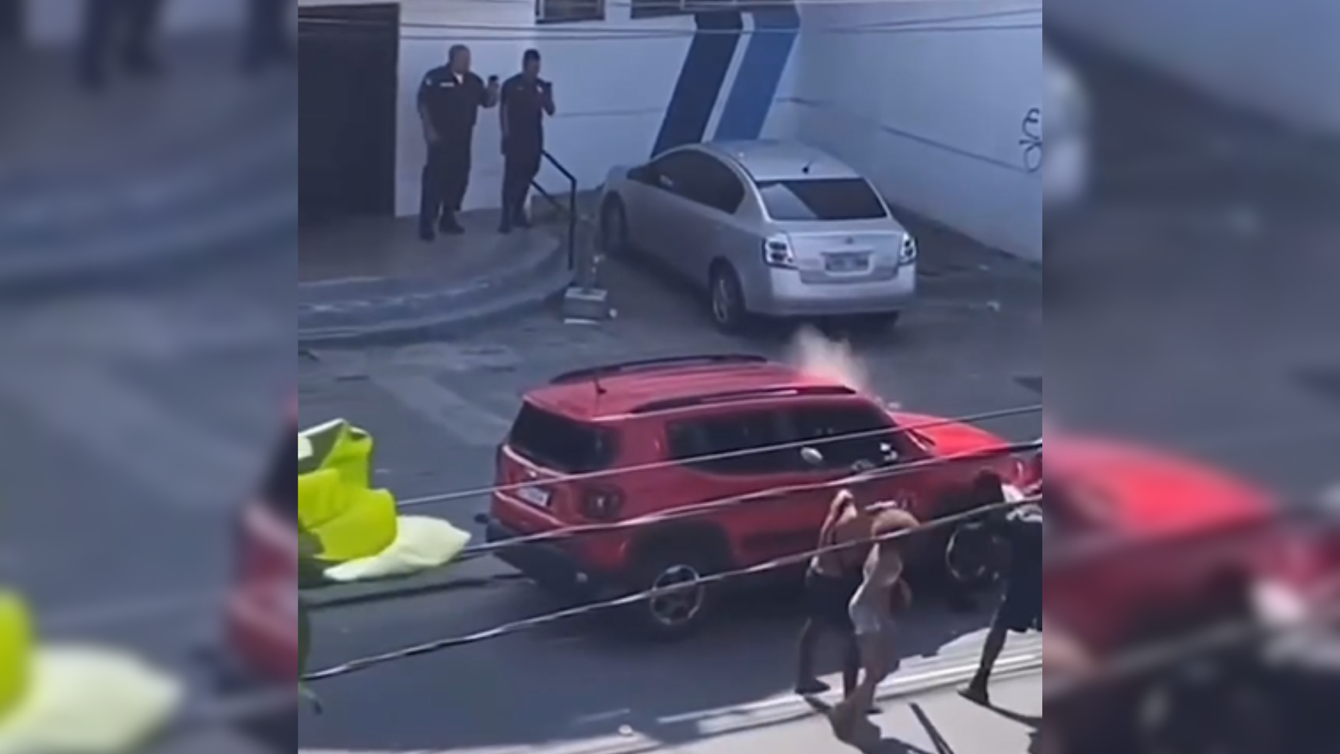 policiais imoveis durante depredacao de veiculo no rj