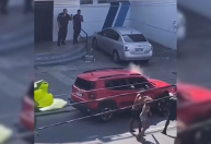 Vídeo mostra policiais imóveis enquanto grupo depreda carro e tenta roubar moto no RJ