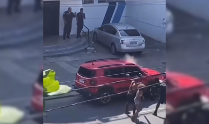 Vídeo mostra policiais imóveis enquanto grupo depreda carro e tenta roubar moto no RJ
