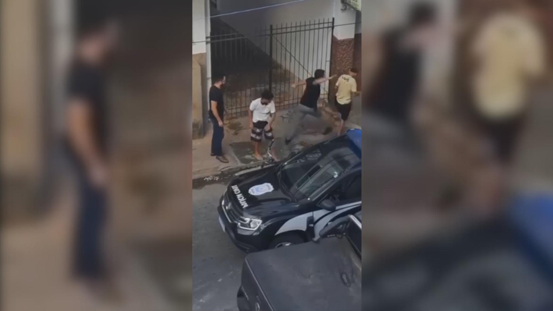 policial civil agredindo jovem