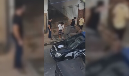 Vídeo mostra policiais agredindo dois jovens durante abordagem em MG