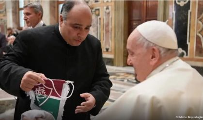 Papa recebe presentes do FLuminense
