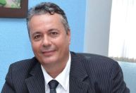 Prefeito acusado de tentativa de feminicídio se entrega à polícia em Goiás