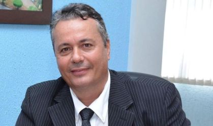 Prefeito acusado de tentativa de feminicídio se entrega à polícia em Goiás
