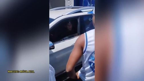 Torcedores uniformizados cobram jogadores na porta do CT do Cruzeiro