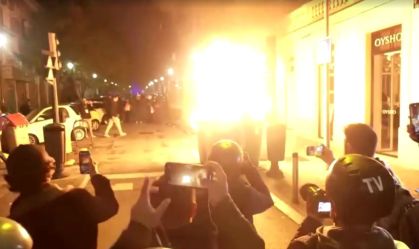 Espanha: manifestantes e policiais entram em confronto após reeleição de Sánchez