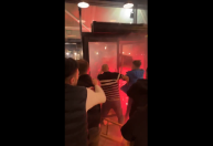 Vídeos: torcedores de PSG e Newcastle brigam em Paris antes de jogo pela Champions
