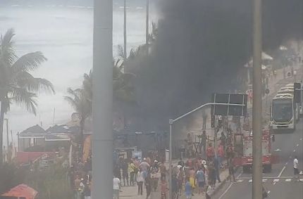 Quiosque pega fogo na Av. Lúcio Costa, no Rio de Janeiro