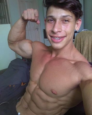 Ramon Dino pratica atividades físicas desde a adolescência. Em 2016, aos 21 anos de idade, já pesava 82 quilos.  / Reprodução