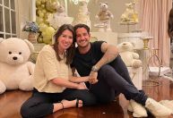 Rebeca Abravanel e Alexandre Pato fazem chá de bebê