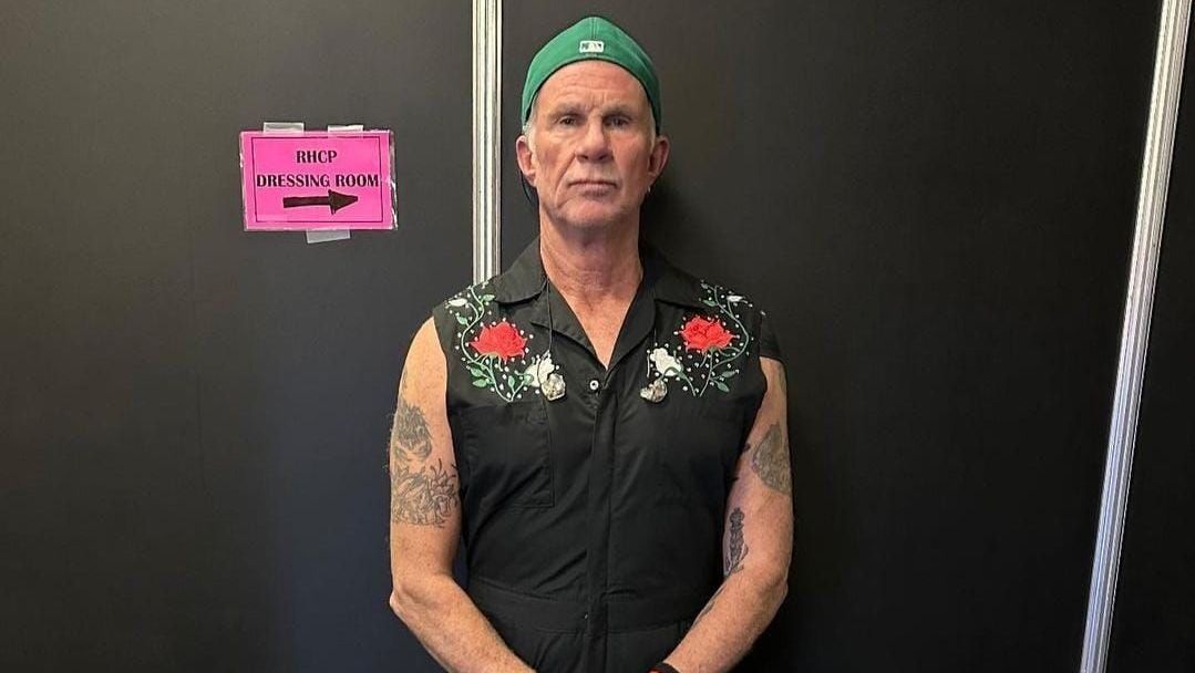 Baterista da banda Red Hot Chili Peppers toca Legião Urbana em bar
