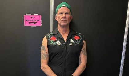 Baterista da banda Red Hot Chili Peppers toca Legião Urbana em bar no Rio