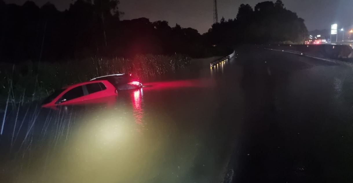 Chuva provocou alagamento e bloqueios em rodovias no Paraná / PRF-PR/Divulgação