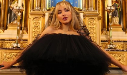 "Jesus era carpinteiro", diz Sabrina Carpenter sobre polêmico clipe em igreja
