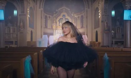 sabrina-carpenter-feather-padre-afastado