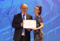 Sandy recebe homenagem na PUC e ex, Lucas Lima, a prestigia na plateia