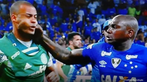 Sassá, pelo Cruzeiro, em 2018, brigou com Mayke na semifinal da Copa do Brasil