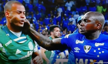 Sassá, pelo Cruzeiro, em 2018, brigou com Mayke na semifinal da Copa do Brasil