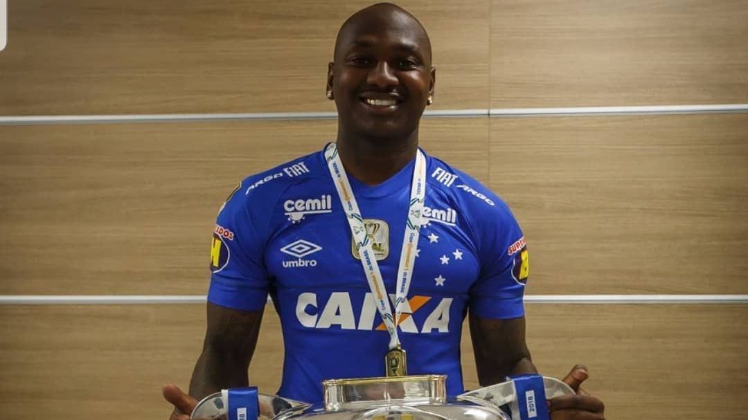 Sassá com a taça da Copa do Brasil que conquistou pelo Cruzeiro