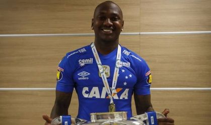 Sassá com a taça da Copa do Brasil que conquistou pelo Cruzeiro