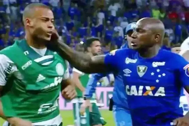 Sassá dá soco em Mayke em duelo pela Copa do Brasil / Reprodução