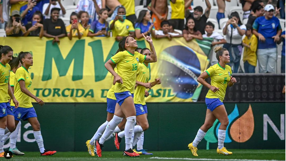 Bia Zaneratto, um dos destaques da seleção feminina, comemorando o segundo gol no amistoso contra o Japão