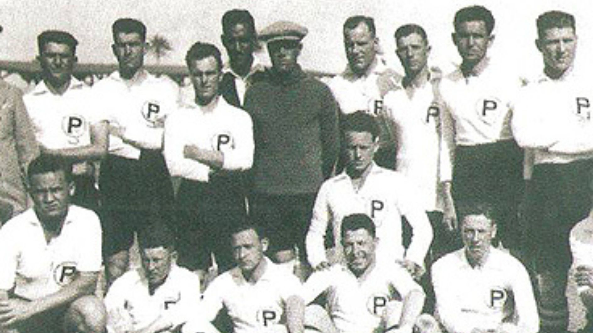 Jogadores da seleção do Mandato Britânico da Palestina posam para foto antes de amistoso no Cairo, no Egito, em 1930