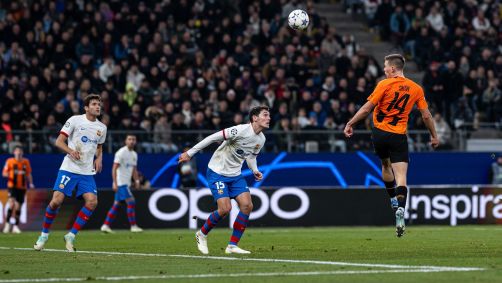 Sikan cabeceia para marcar o gol da vitória do Shakhtar sobre o Barcelona
