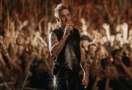 Robbie Williams se posiciona após morte de fã e canta “Angels” em homenagem