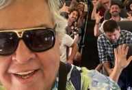 Sidney Magal canta "Sandra Rosa Madalena" com passageiros em avião