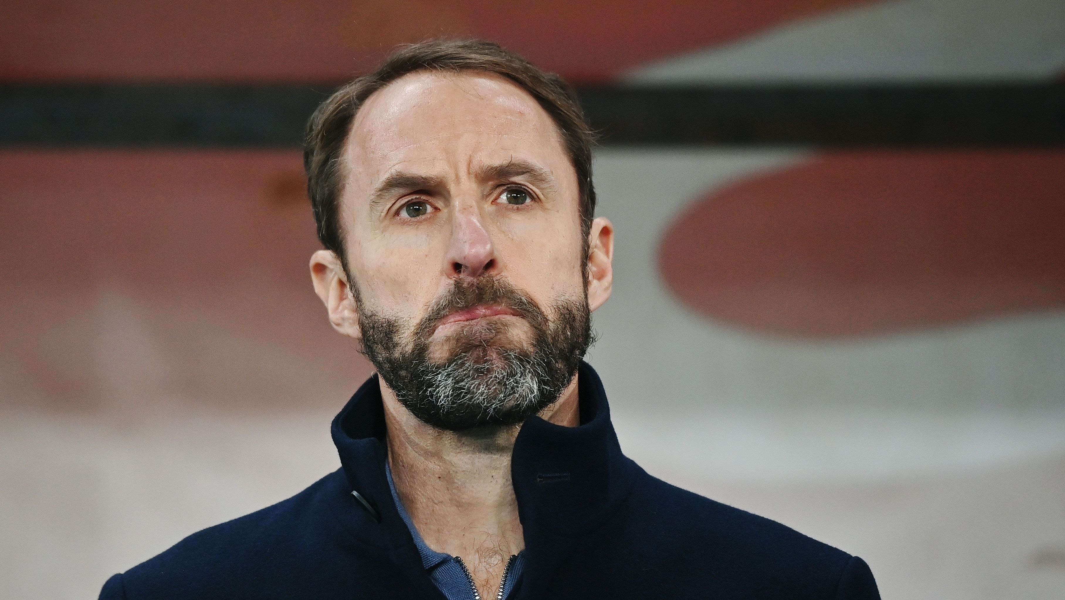 O técnico Gareth Southgate durante execução do hino da Inglaterra