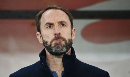 O técnico Gareth Southgate durante execução do hino da Inglaterra