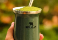 Copo Stanley tem chumbo? Entenda os riscos do metal para a saúde