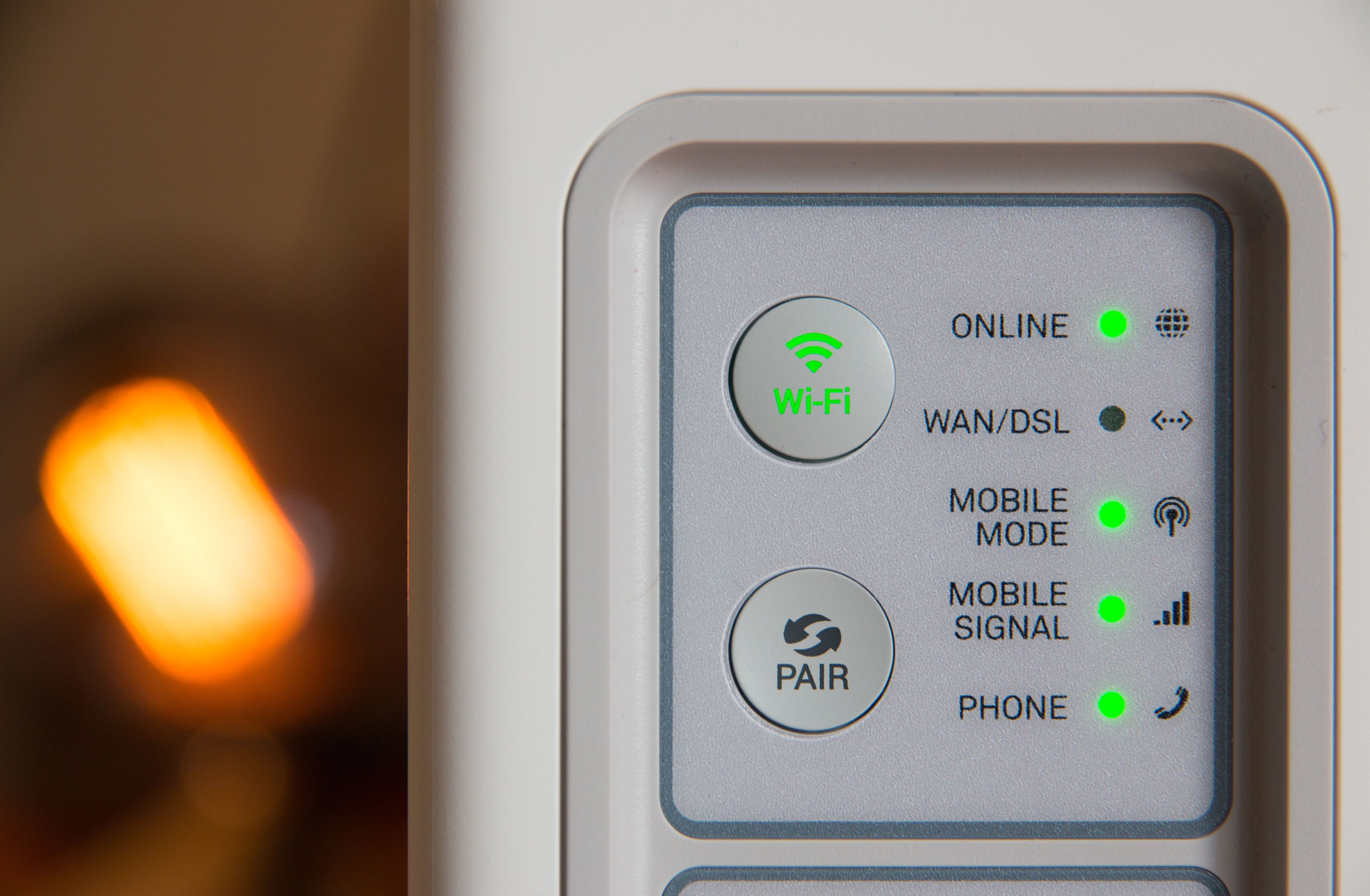 Botões de um moden estão verdes, indicando que há conexão sem fio com a internet (wi-fi)