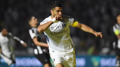 Suárez comemora um dos três gols que marcou para o Grêmio na virada histórica sobre o Botafogo