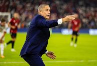 Na repescagem da Copa, Sylvinho comemora com jogadores da Albânia