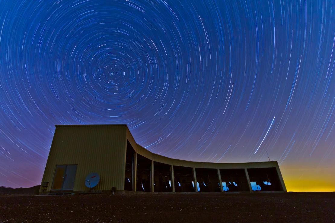 Estação telescópica em Utah, com estrelas girando no alto / Universidade de Utah