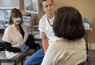 Após 20 anos, mulher volta a falar com transplante de laringe na França