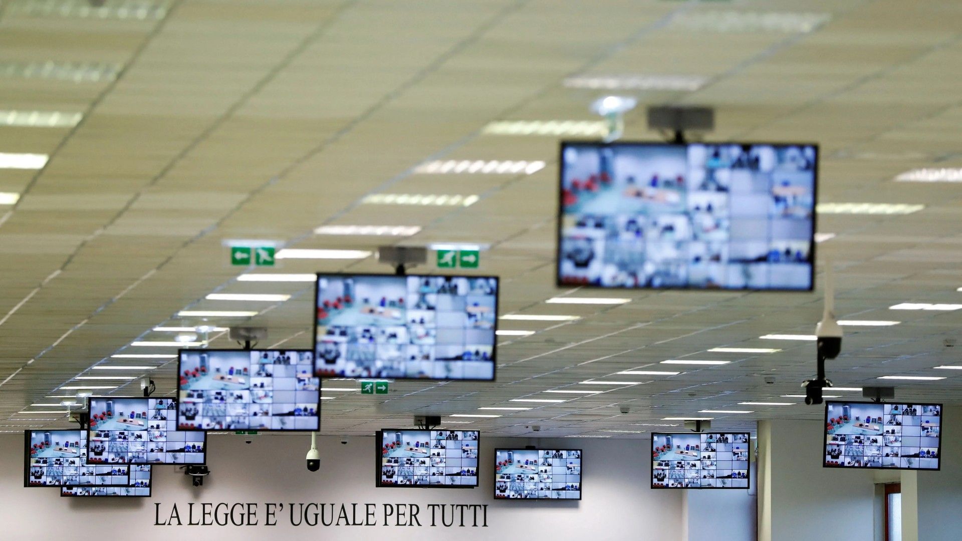 Frase que diz "A lei é igual para todos" é retratada diante de um julgamento contra mais de 300 supostos membros da máfia 'Ndrangheta em um Tribunal de Alta Segurança em Lamezia Terme, Itália