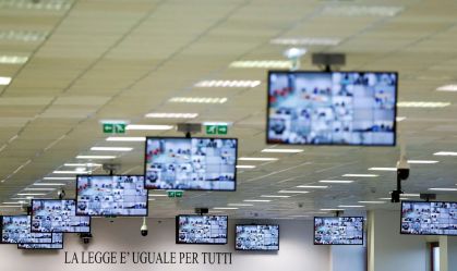 Frase que diz "A lei é igual para todos" é retratada diante de um julgamento contra mais de 300 supostos membros da máfia 'Ndrangheta em um Tribunal de Alta Segurança em Lamezia Terme, Itália