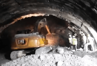 Túnel desaba na Índia e prende trabalhadores em meio a escombros 