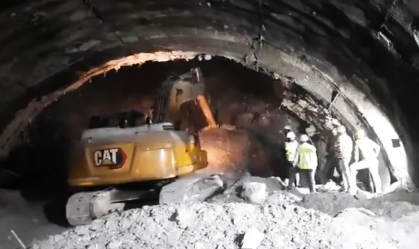 Túnel desaba na Índia e prende trabalhadores em meio a escombros 